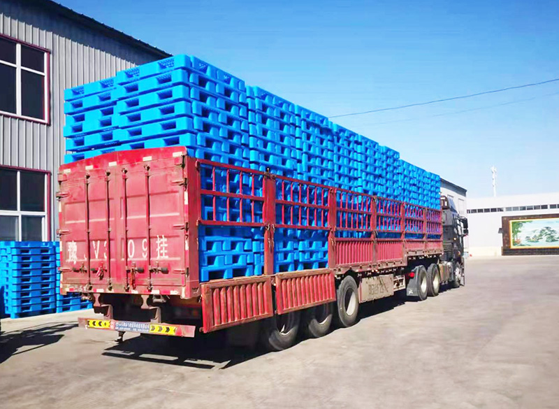 塑料托盤整車發(fā)貨，已經(jīng)裝好準(zhǔn)備發(fā)車